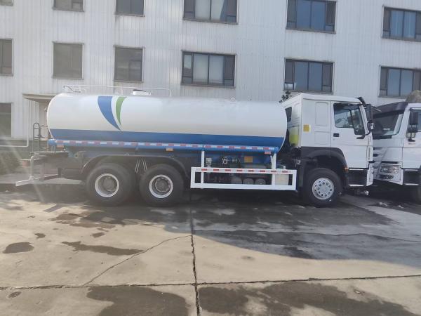 SINOTRUK HOWO Sprinkler Water Tank Truck 10-25CBM 6 X 4 Euro 2 400HP
