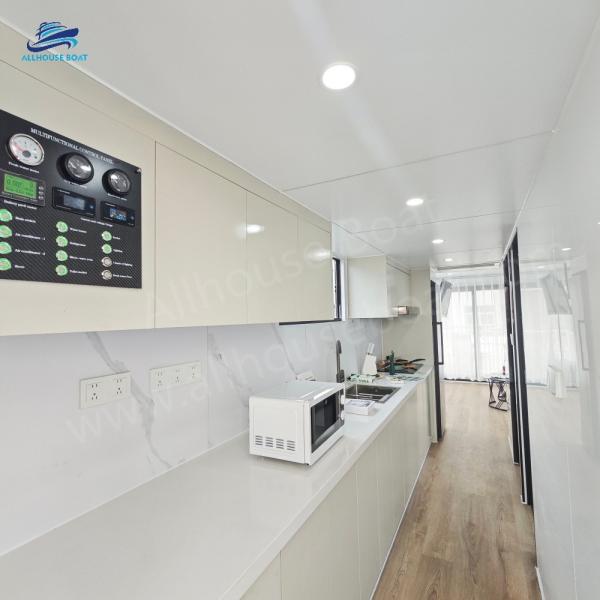 Péniche de luxe à deux étages avec salon, chambre, cuisine et terrasse ensoleillée sur le toit – Maison flottante sur l'eau