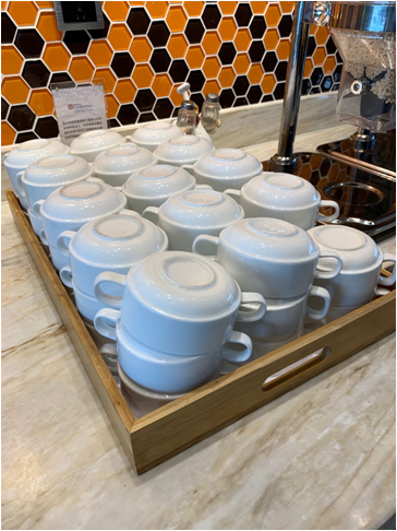 Белые керамические кофейные чашки гостиницы полные с набором поддонника одного