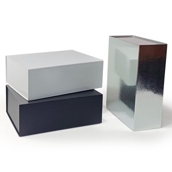 Modern and Durable Black Minimalist Gift Bags Made of Matte Cardboard Perfect for Packaging and Gift Presentation