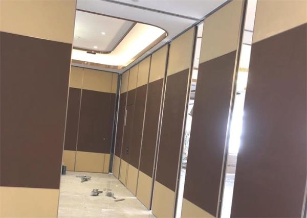 Os divisores de sala de suspensão dobráveis dividem o som da parede - absorvendo