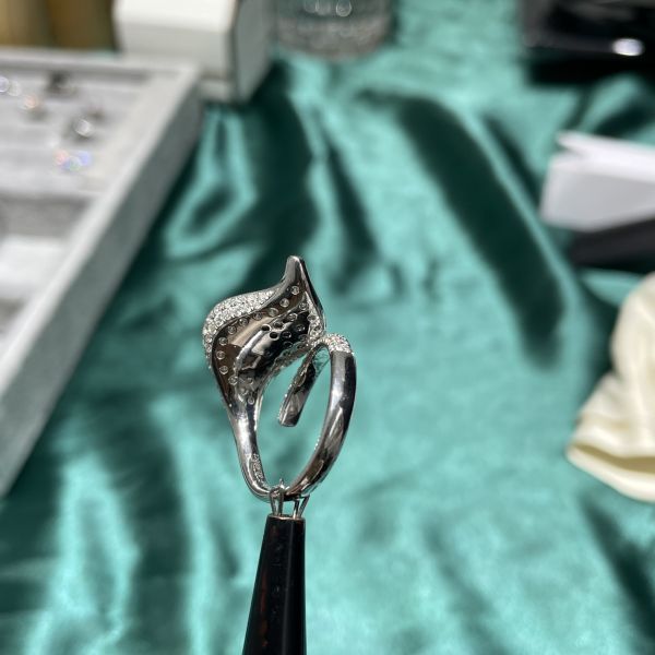 кольцо с бриллиантом вычуры груши ювелирных изделий диаманта лаборатории продукции ювелирных изделий выполненное на заказ