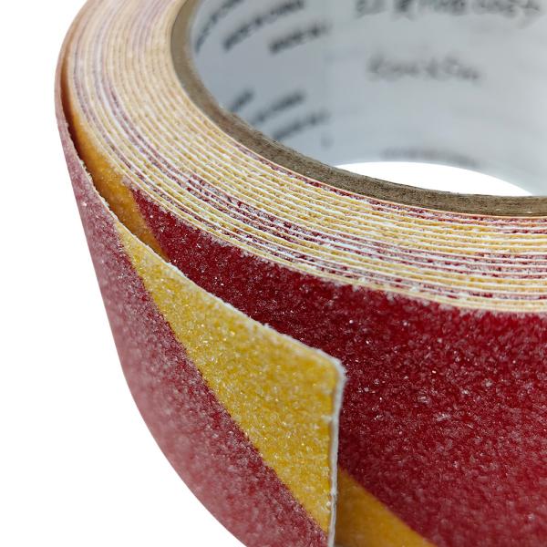 O dobro amarelo vermelho colore a escada que do PVC de 50MMx5M a fita antiderrapagem geou a segurança desliza não