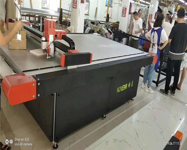 Automatic Cutting Machine for T-Shirts Blouses Pants and Jeans 2500*1800mm Cutting Area