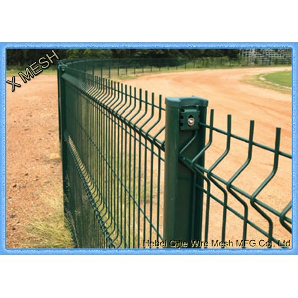 Зеленый порошок покрыл сталь проволочной изгороди панелей загородки ячеистой сети покрытую периметром сваренную