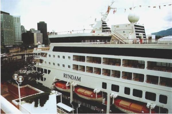 High Precision Toy Cruise Ship Model Oil Tanker Cruise Ship Shaped , Composite PU Material