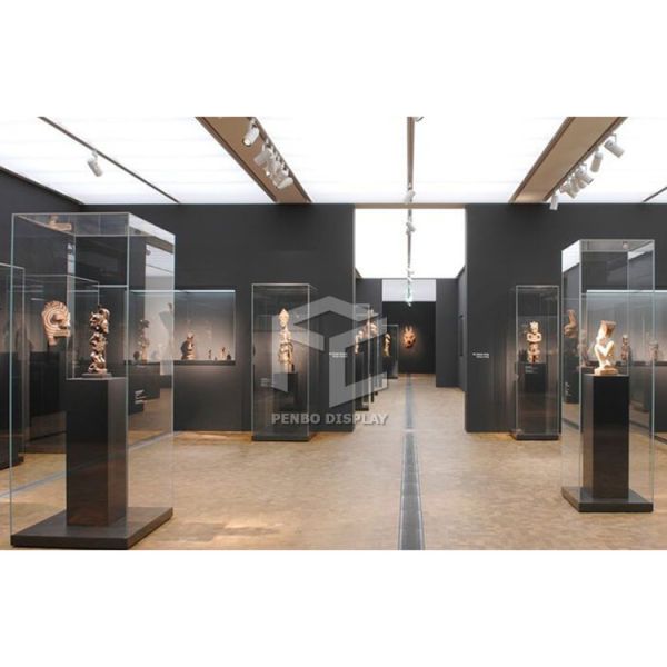 Vitrina de cristal del museo de los SS