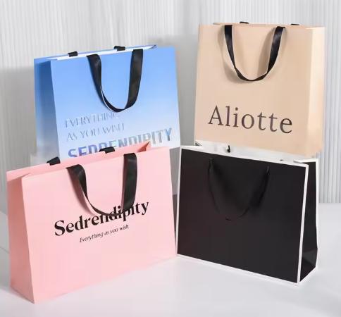 リボンハンドル付きの白紙のプレゼントバッグ