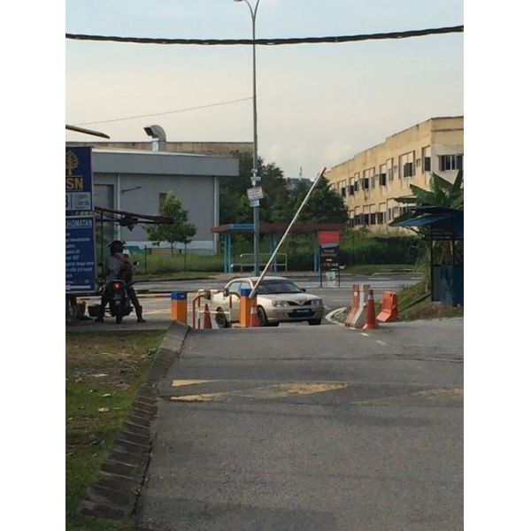 Барьеры стоянкы автомобилей автомобиля рукоятки 180 градусов складывая с белой резиной для того чтобы защитить автомобиль