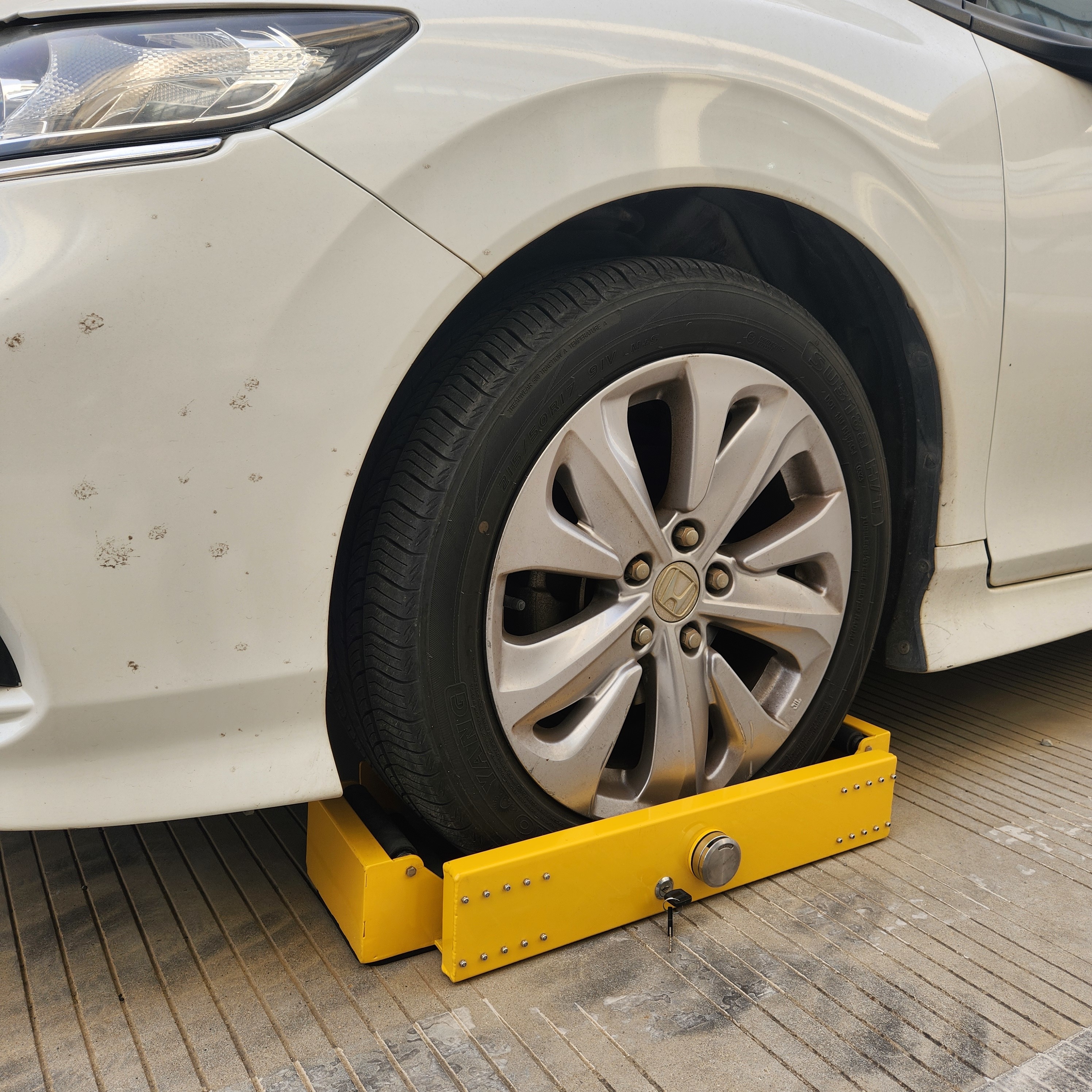 Galvanized Rustproof Trailer Wheel Clamp