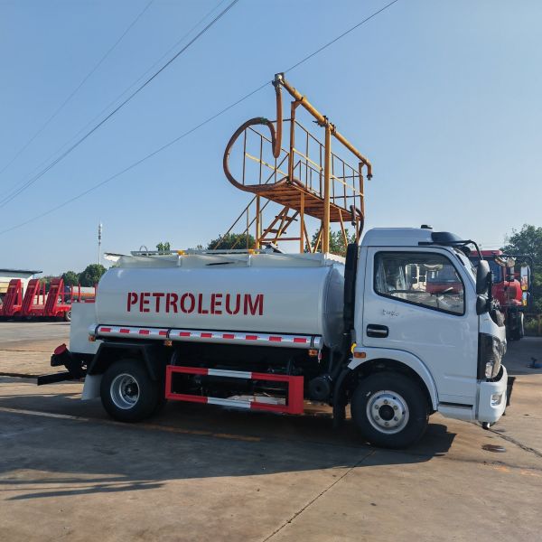 Camión cisterna dispensador de combustible mini RHD Dongfeng Captain C