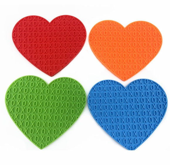 O animal de estimação trata o cão lambe o alimento molhado do alimentador lento do ABS das esteiras