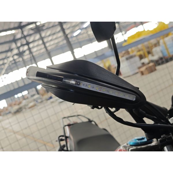 Motocicleta de aventura todoterreno clásica brasileña de 4 tiempos con motor de 150 cc