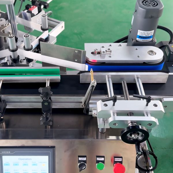 PLC HMI Automatic Bottle Labeler Square Bottle Label Applicator For Cylindrical Containers