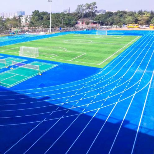 Tracé de course en caoutchouc athlétique recouvert d'un spray bleu-ciel pour les terrains de sport