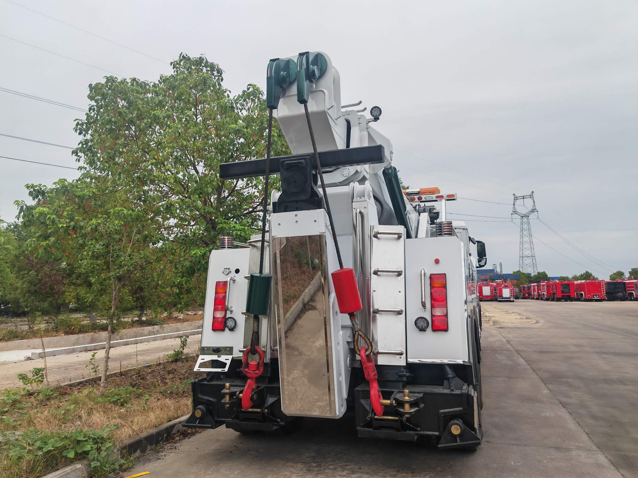 HOWO 30-Ton Heavy Duty Rotator Wrecker Truck (Road Rescue & Recovery Vehicle)