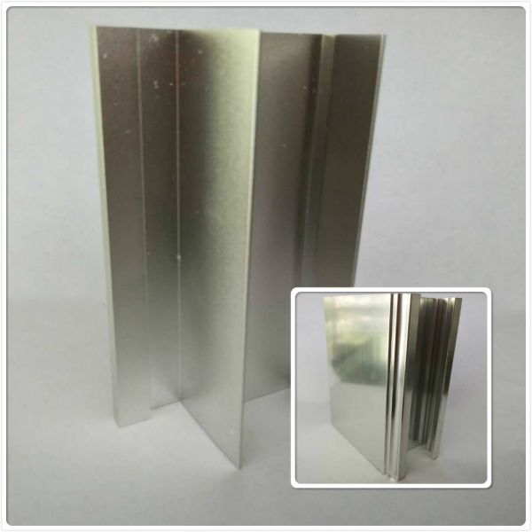 Серебряный цвет отполировал профили T5 алюминиевого сплава для материалов окна/двери