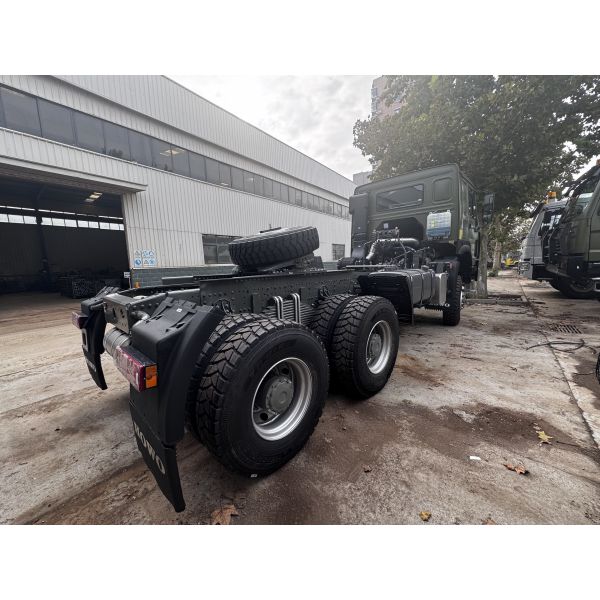 SINOTRUK HOWO Ghost Face cab Tractor Truck  6X6 Euro 2 430 HP Military bumper Military green With a warning light