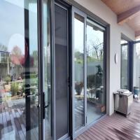Puertas insonorizadas de aluminio para patios elegantes