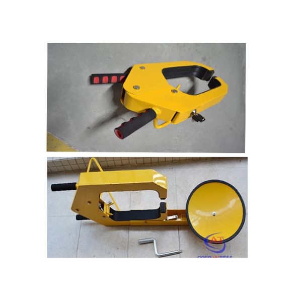 Стоянка замка 3 автошины автомобиля стали материальных, профессионал держит ее с