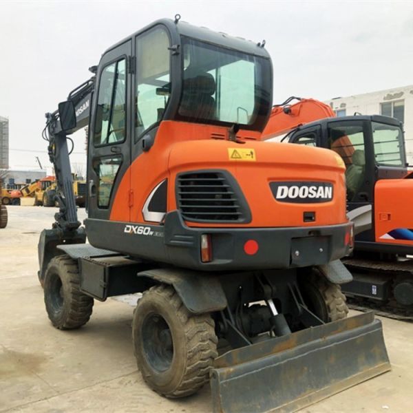 Fabriqué en Corée, original, utilisé, excavateur à roues Doosan DX60W-9, 6 tonnes, à Shanghai.