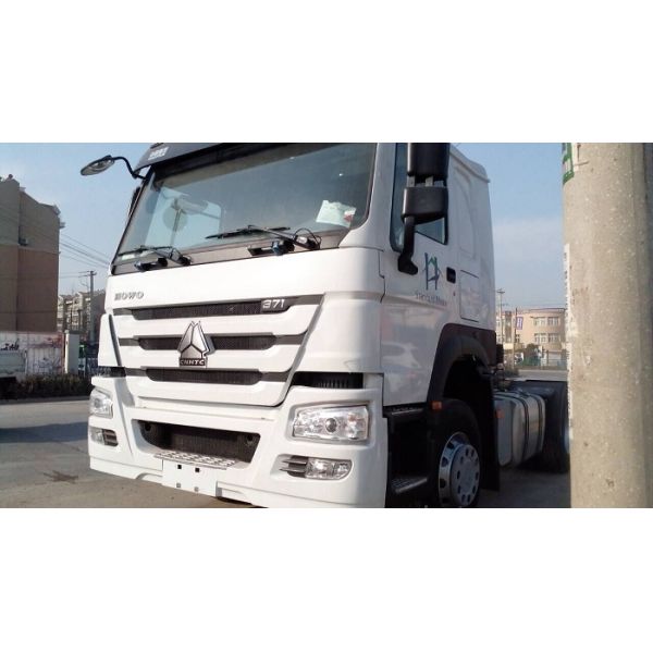 RHD Howo Tractor Head Truck 30 Tons 4X2 6 Wheeler Sinotruk 290hp Trailer Truck Head