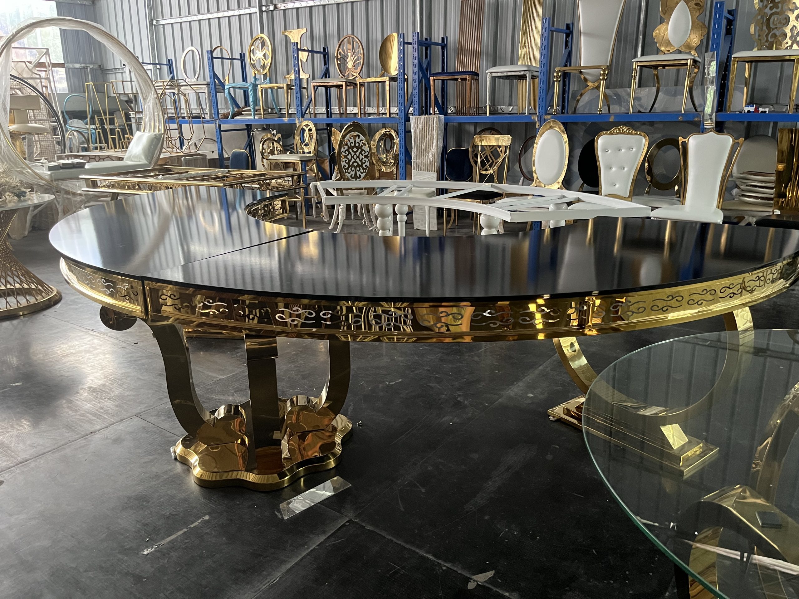 WENDING Gold Carved Acanthus Skirt Round Banquet Table – Black Mirror Top Royal Wedding Table