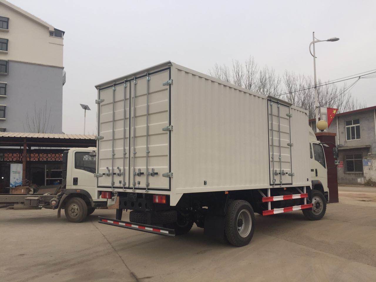 SINOTRUK HOWO 4x2 15T Легкий грузовой фургон