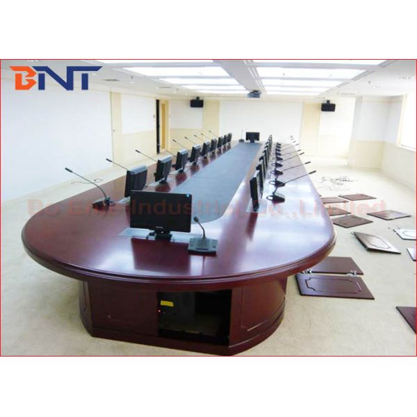 La sala de reunión de la oficina LCD motorizó la elevación con el micrófono de la discusión