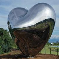 Sculpture contemporaine en acier inoxydable Love Me au Mexique