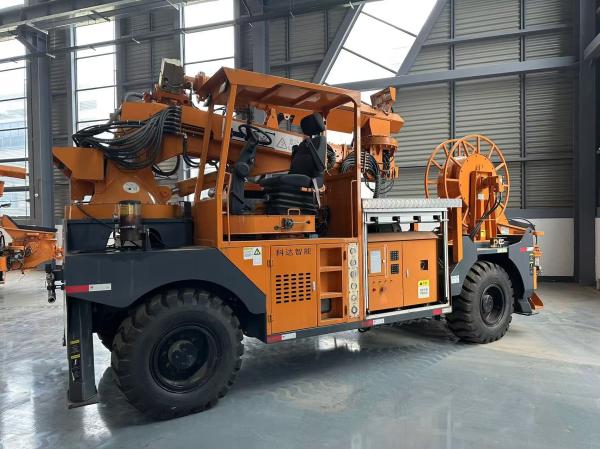 60 kW / 2200 tours par minute Machine robotique à béton à 4 roues