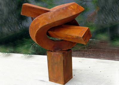 Le public moderne créatif s'est rouillé la sculpture en acier en Corten pour le message publicitaire
