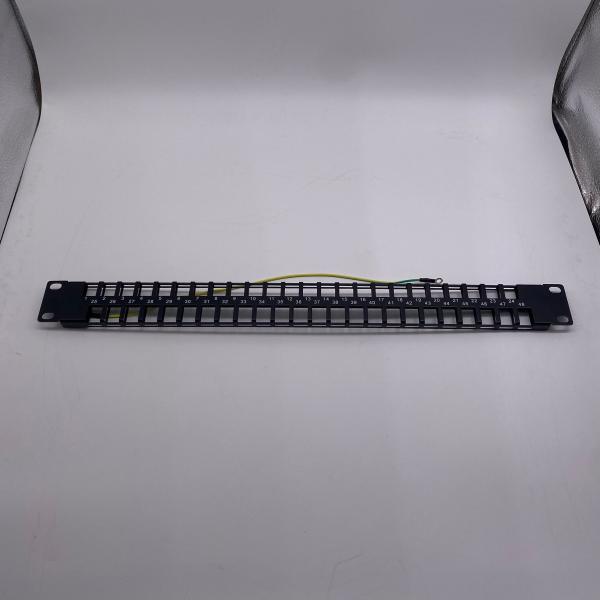 モジュラー高密度ジグザグパッチパネル、48xRJ45/u/s、未実装、1U