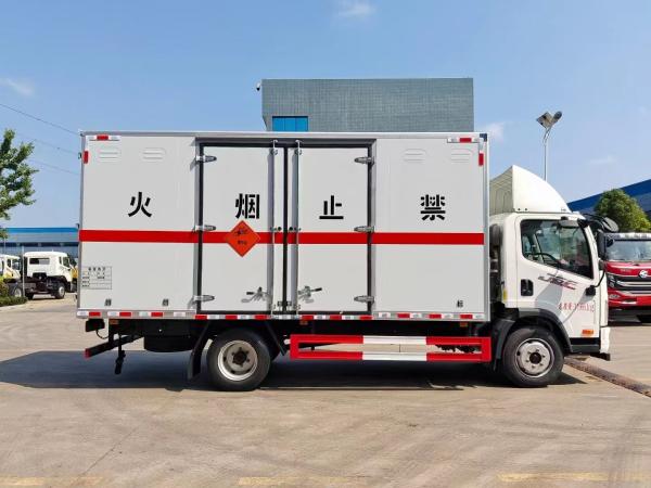 China National Heavy Duty Truck Group's New or Used 4 * 2 Rectangular Flammable Liquid Explosion-proof Vehicles for Sale