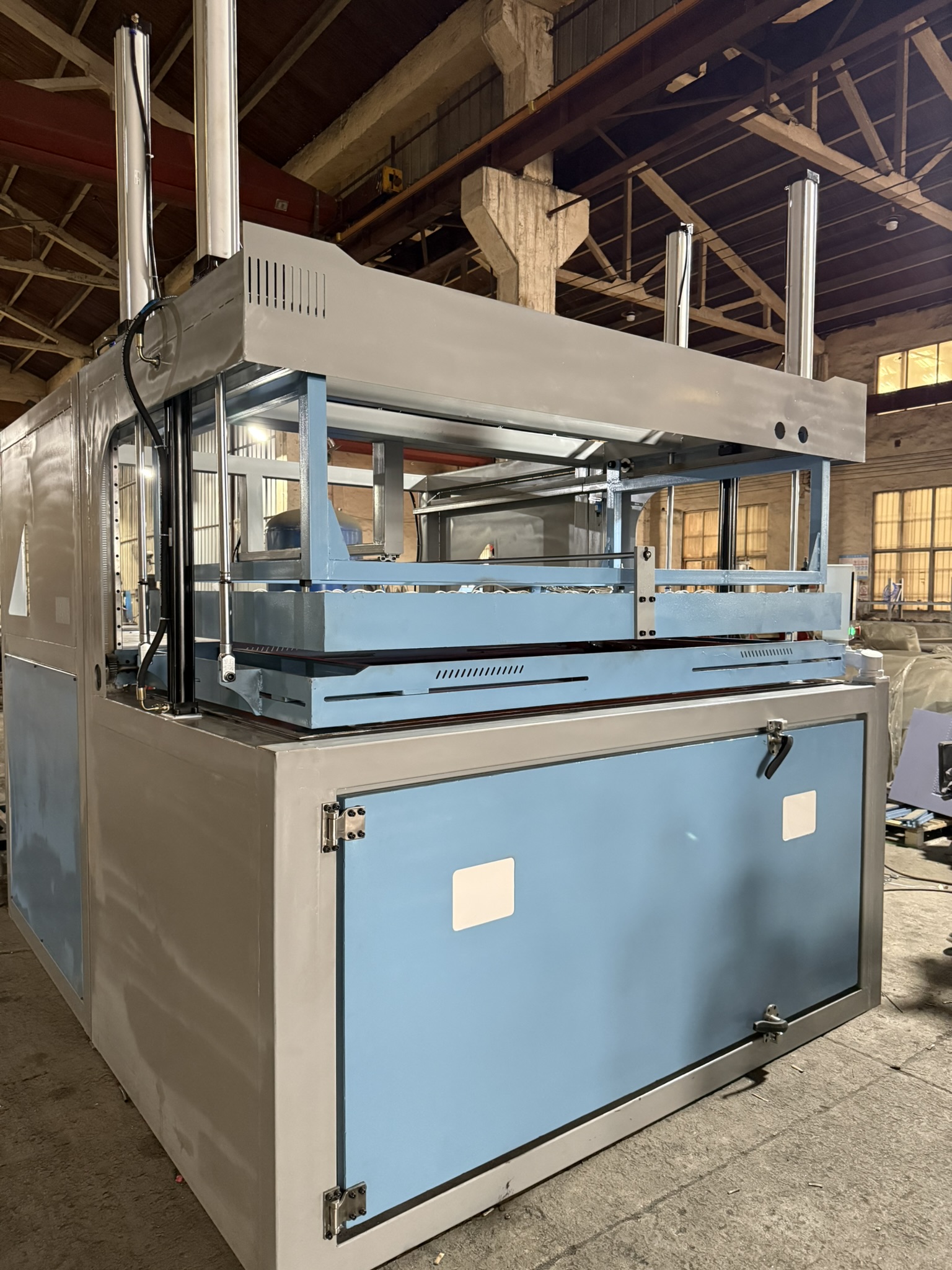 Low Price Thick sheet vacuum forming machine China