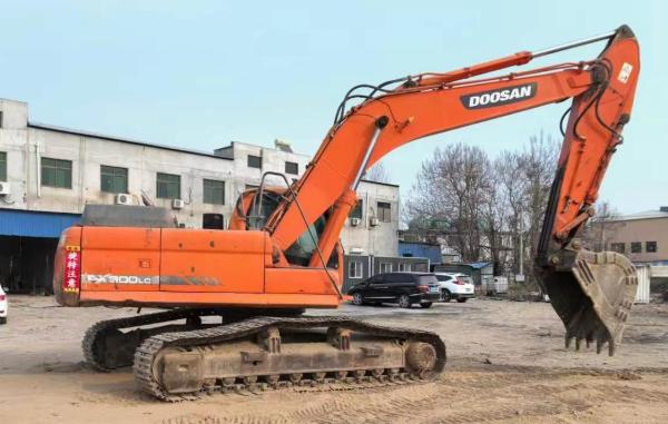 Utilisé 2014 Doosan DX260 Excavateur hydraulique à rampe de construction