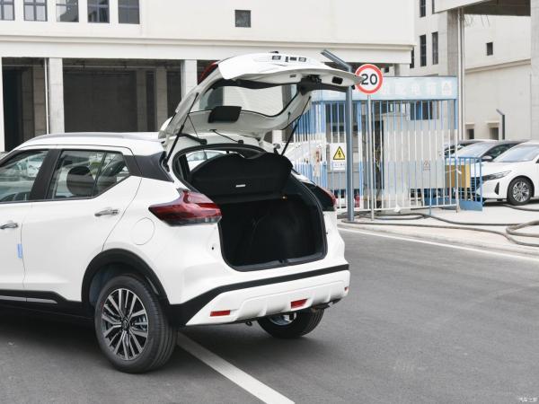 Gasoline-Powered 2023 Nissan Kicks SUV with Automatic Gearbox and Fashionable Design
