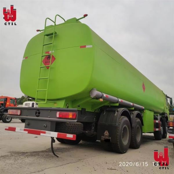 Sinotruk HOWO 8X4 40000 литров нефтяного танкера тележки управлять руки налево