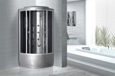 Compartimentos completamente fechados do chuveiro da porta de vidro e casa de banho com chuveiro moderna das bandejas