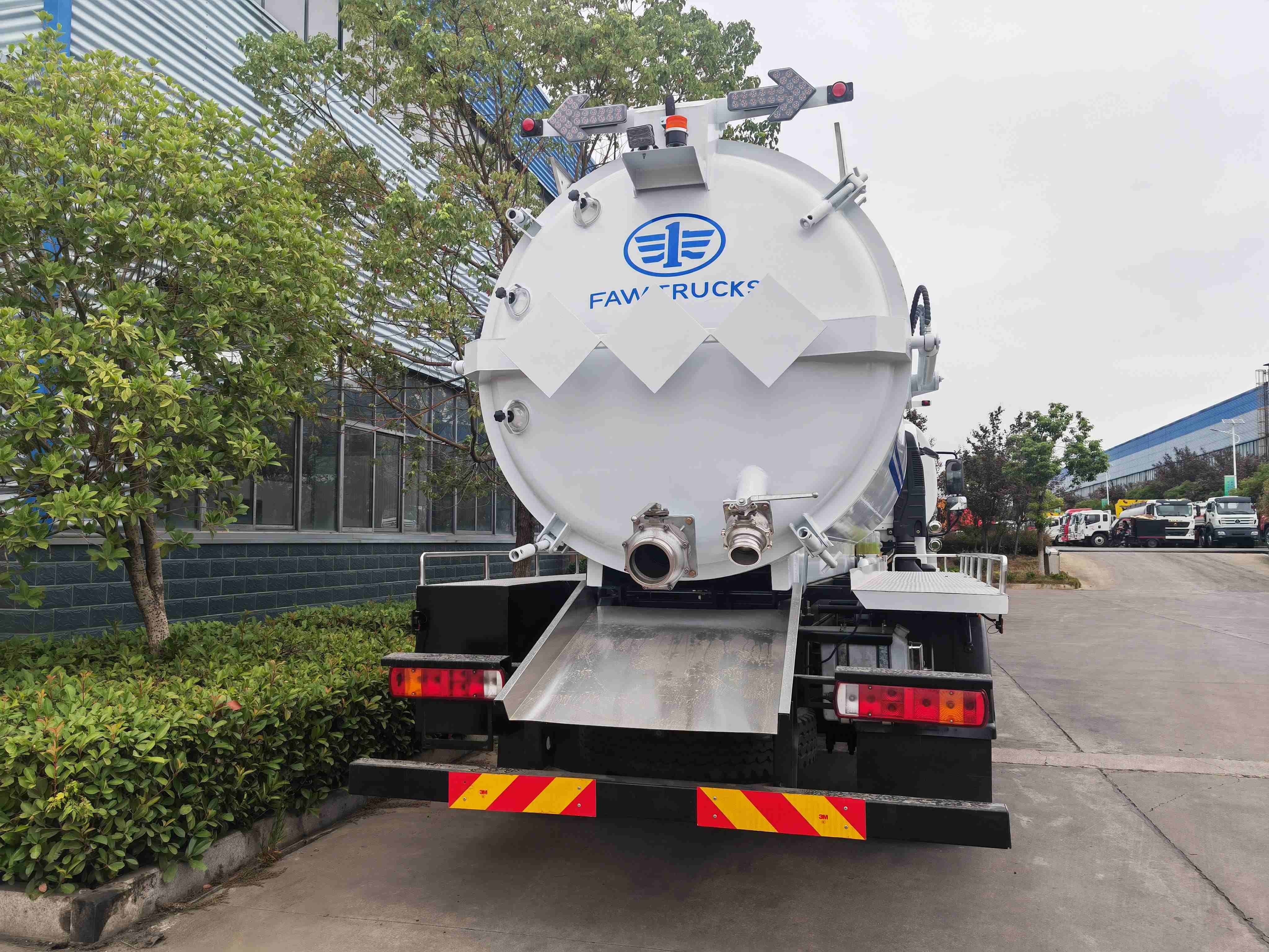 FAW 4x2 Vacuum Sewage Suction Truck | Septic Tanker