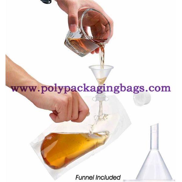 La consumición líquida del plástico transparente de encargo se levanta la bolsa con el canalón