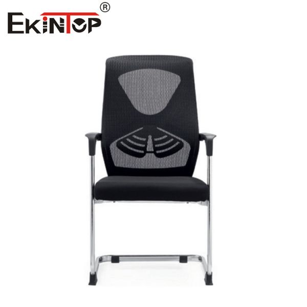 Офисный стул с подлокотниками