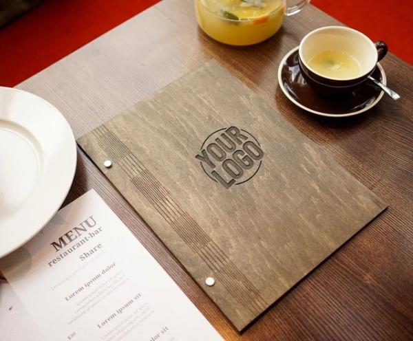 Couverture de menu en bois personnalisée pour restaurants - Bambou 12x9 pouces avec support gravé