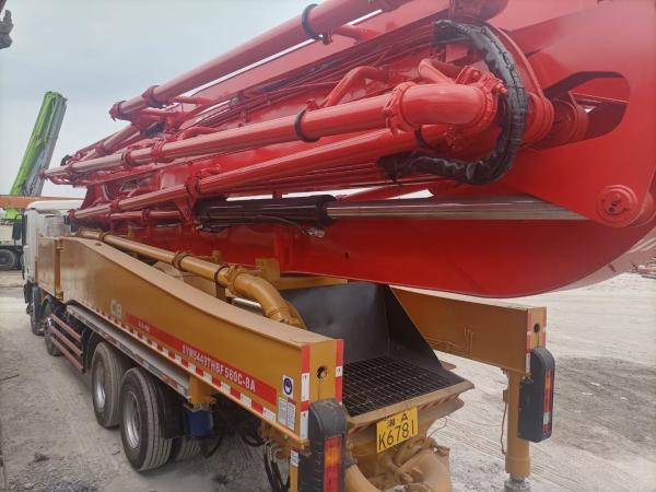 52 mètres max.Rache verticale Machine utilisée pour le béton sur châssis Benz pour le pompage du béton