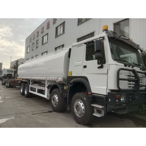 SINOTRUK HOWO Red 371HP 8×4 12Wheels High Capacity Oil Tank Truck 30CBM