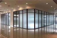 Partitions vitrées sur mesure - Couleur et hauteur personnalisables pour les espaces intérieurs modernes
