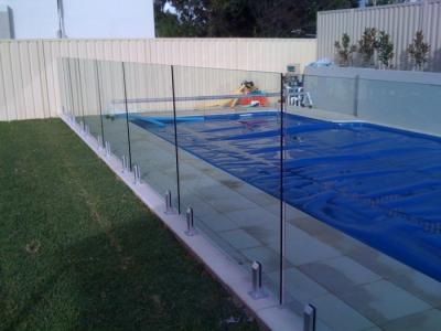 R2 Corner Pool Fencing Glass Panel Thermal Stability Withstand 250℃
