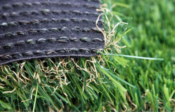 Le taux de couture du gazon artificiel pour le football est de 140 points/m2