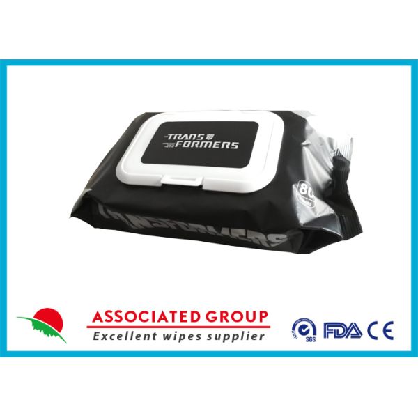 Рука благоуханием зеленого чая противобактериологическая обтирает ткани Eco гигиены влажные дружелюбное