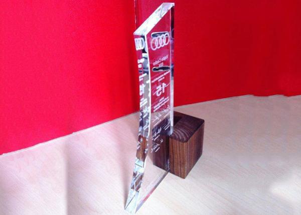 Base de K9 Crystal Trophy Cup With Wooden e logotipo & palavras claros limpar com jato de areia